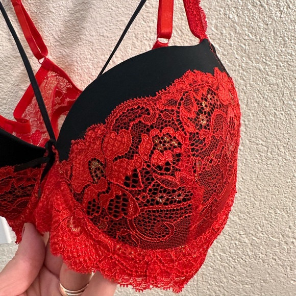 Elegant Red and Black Lace Bra. 36B - Picture 3 of 6